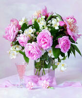 Без бренда «Нежный букетик с розами и настойка» в Новосибирске в интернет-магазине в Новосибирске Без бренда «Нежный букетик с розами и настойка» в Новосибирске