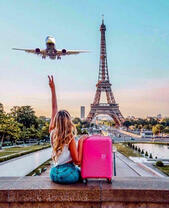 Девушка на фоне Эйфелевой башни и самолёта